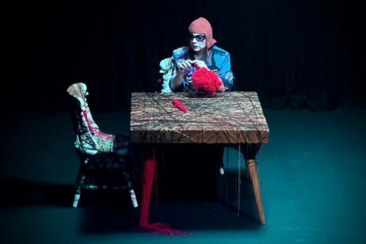 بازیگرِ مونولوگ روی صحنه بی‌پناه است؛ سرخ نگه داشتن چهره نمایش با سیلی