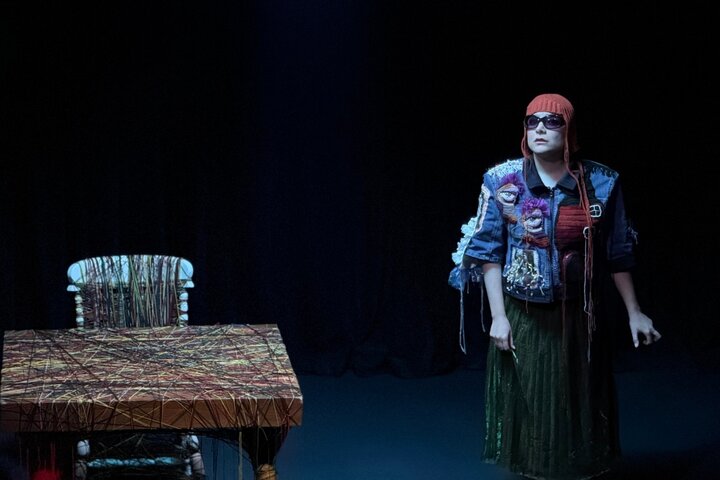 بازیگرِ مونولوگ روی صحنه بیپناه است؛ سرخ نگه داشتن چهره نمایش با سیلی