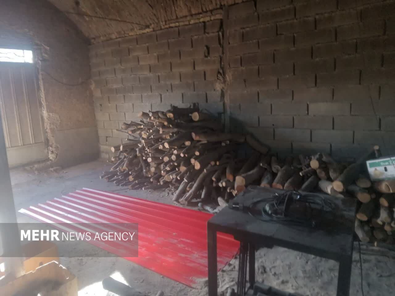 ۴۳۰۰ کیلو چوب و زغال بلوط در فلاورجان توقیف شد