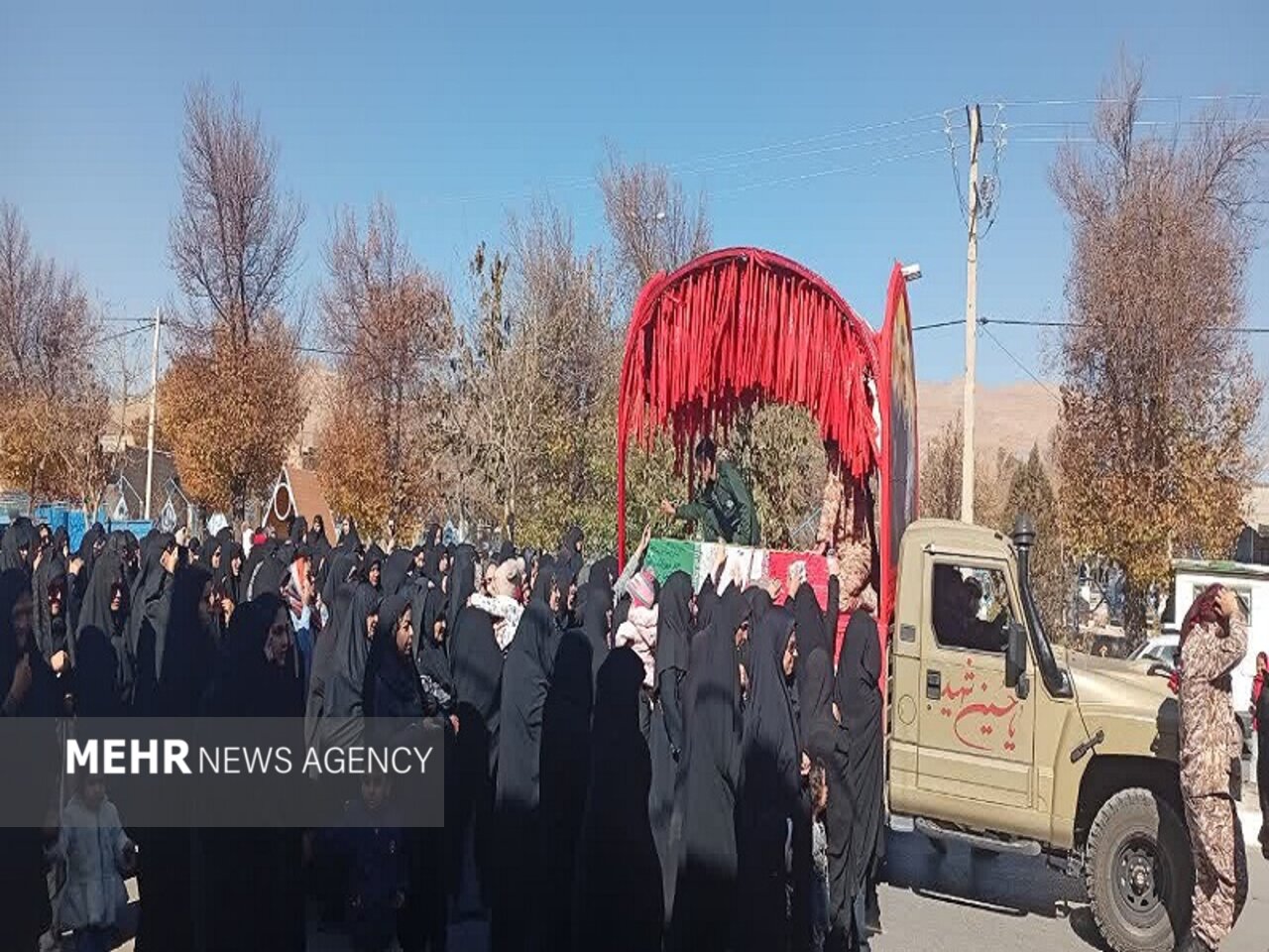 میزبانی گرم مردم فریدن در هوای سرد پاییز از کاروان شهدای گمنام 