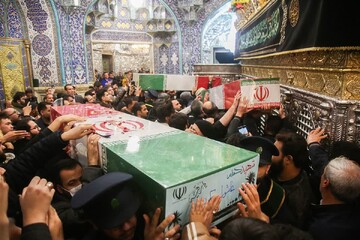 طواف پیکرهای هفت شهید گمنام در حرم حضرت معصومه (س)