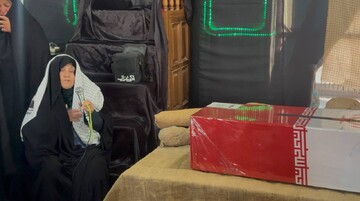 دلتنگی‌های مادرانه در کنار پیکر شهید گمنام