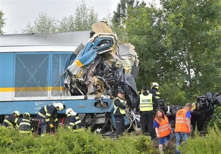 2 trains collide in Czech Republic, injure dozens