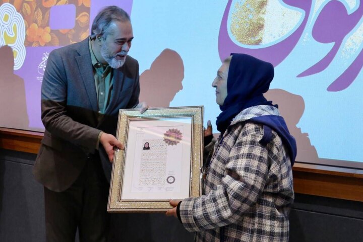 نشان درجه یک هنری برای مینو غزنوی؛ تجلیل از صدایی که مثل حریر شفاف است