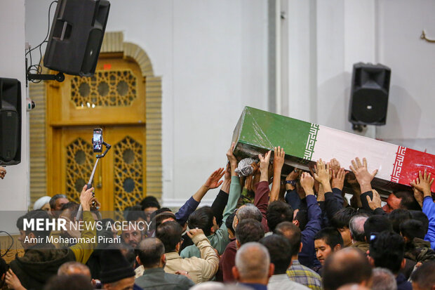 وداع با شهدای گمنام در حرم حضرت معصومه(س)