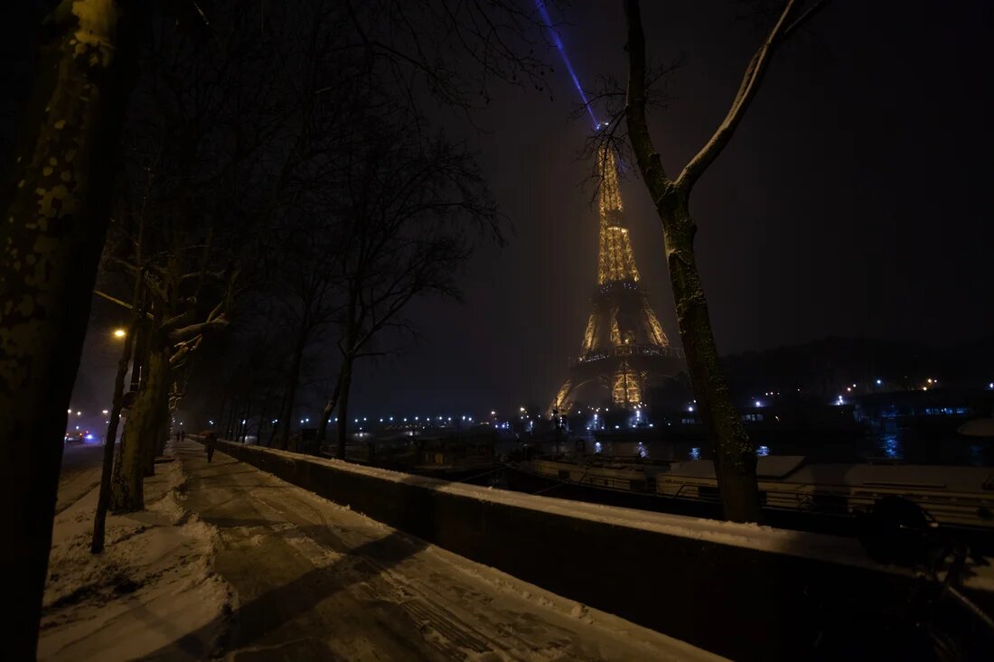 Parts of Paris hit by power blackout: report