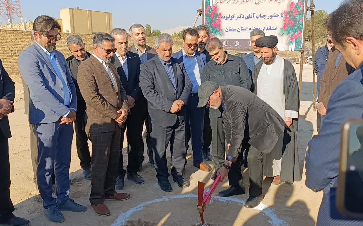 کلنگ کتابخانه مرکزی گرمسار در هفته کتاب به زمین زده شد کلنگ کتابخانه مرکزی گرمسار در هفته کتاب به زمین زده شد