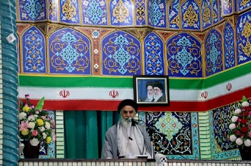 موسوی: دشمن با فشار اقتصادی به‌دنبال جدایی مردم از انقلاب است