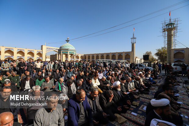 اقامه نماز طلب باران در محمدآباد یزد