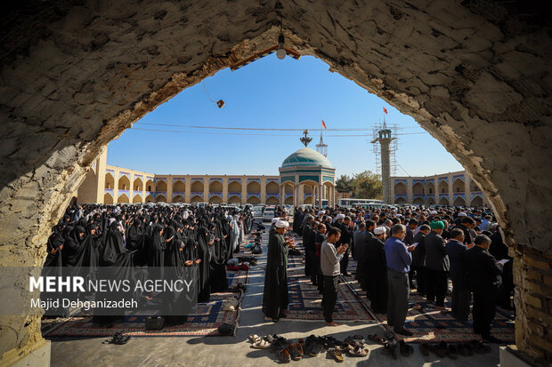 اقامه نماز طلب باران در محمدآباد یزد