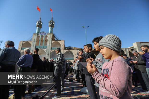 اقامه نماز طلب باران در محمدآباد یزد