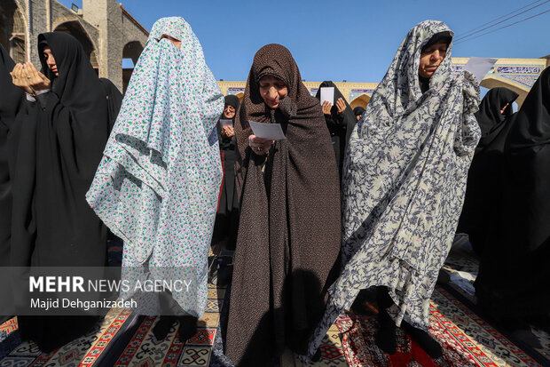 اقامه نماز طلب باران در محمدآباد یزد