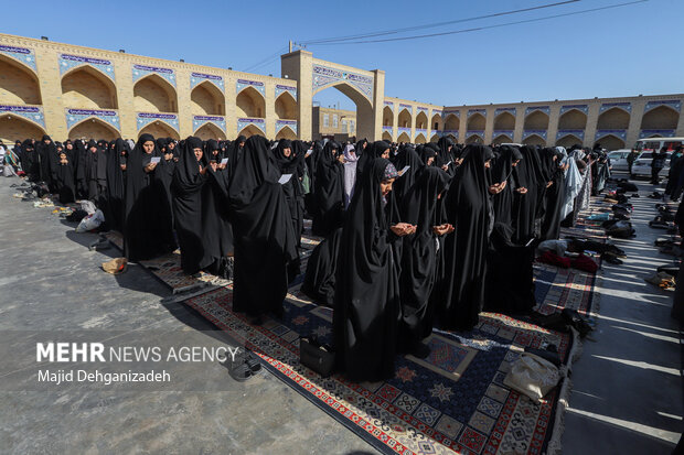 اقامه نماز طلب باران در محمدآباد یزد