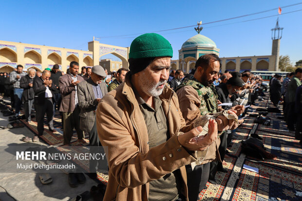 اقامه نماز طلب باران در محمدآباد یزد