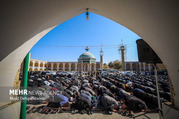 اقامه نماز طلب باران در محمدآباد یزد