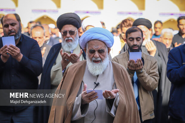 اقامه نماز طلب باران در محمدآباد یزد