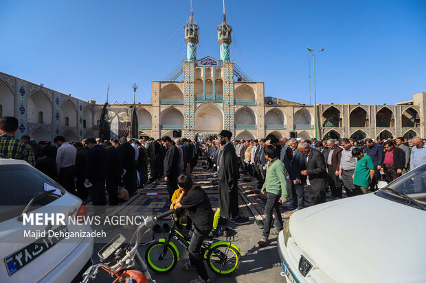 اقامه نماز طلب باران در محمدآباد یزد
