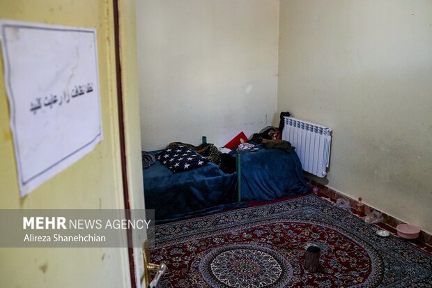 کلاس های درس دبستان دولتی امام زاده ابراهیم (ع) که به محل اسکان آسیب دیدگان حریق بدل شده