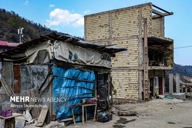 محل زندگی یک خانواده پس از حریق امام زاده ابراهیم در زیر چادر پلاستیکی 