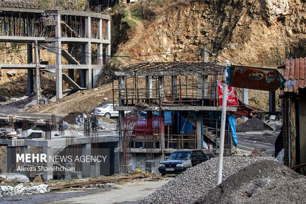نیمه کاره ماندن ساختمان در حال باسازی در شهرک امامزاده ابراهیم پس از حریق
