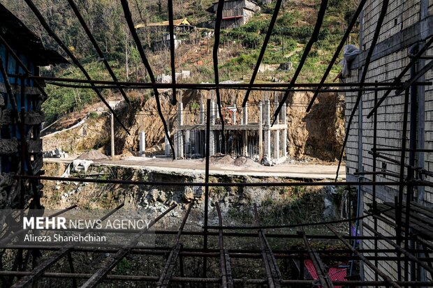 نیمه کاره ماندن ساختمان در حال باسازی در شهرک امامزاده ابراهیم پس از حریق