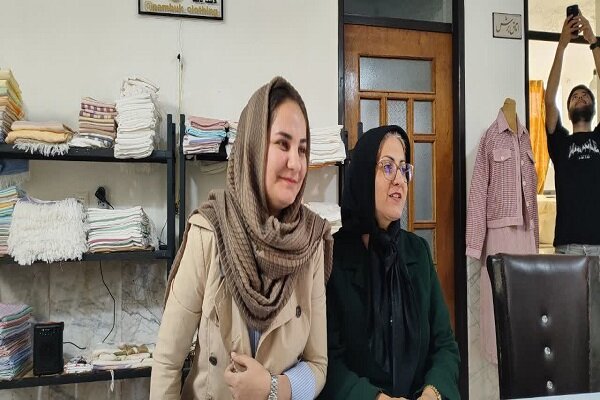 بافتن رؤیا با نخهای پنبهای؛ موفقیت یک خانواده در احیای هنر بومی