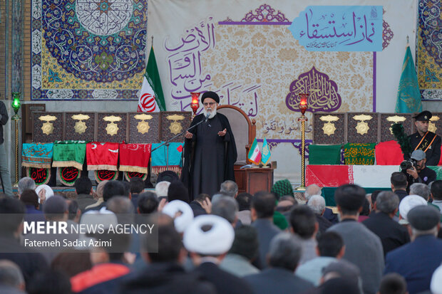 اقامه نماز باران در مسجد مقدس جمکران