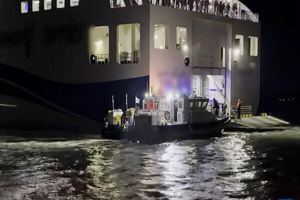 کشتی مسافربری در آبهای کره جنوبی به گل نشست