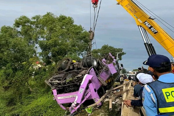 ۱۶ کشته در پی سقوط اتوبوس به رودخانه در مرکز کامبوج