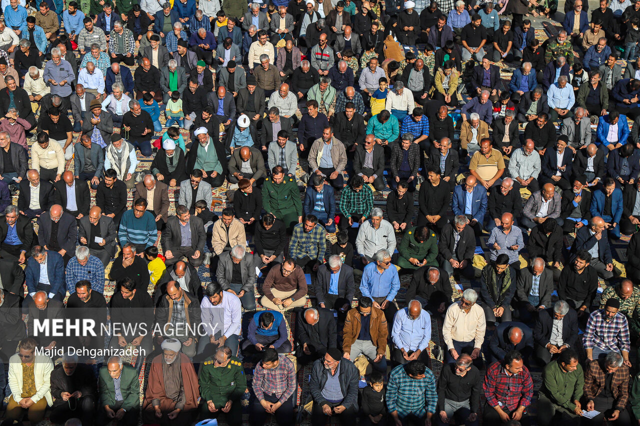 نجوای مردم یزد برای طلب باران رحمت الهی با حضور پیکر شهید گمنام