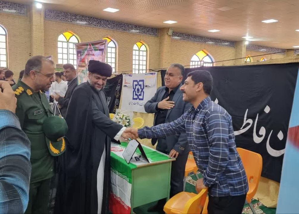 میز خدمت ادارات د گناوه برپا شد