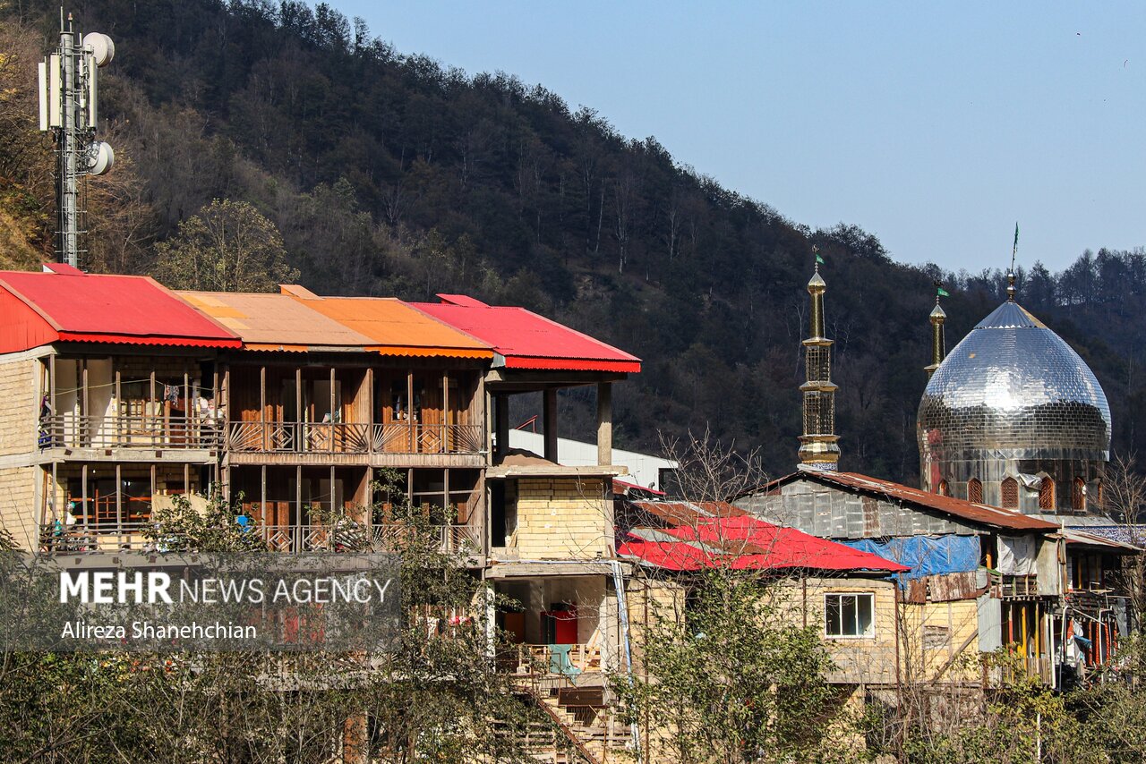 امیدهایی روی خاکستر؛ وقتی دهکده چوبی گیلان هنوز نیمهجان است