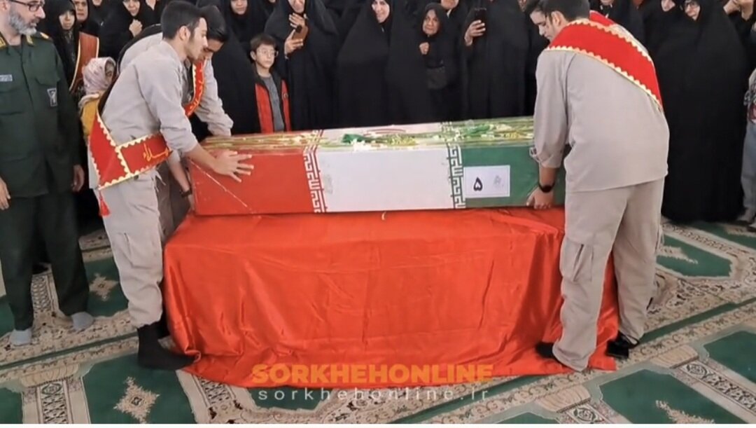 میقات عشق و ایثار؛ پیکر مطهر شهید گمنام در آغوش بسیجیان سرخه