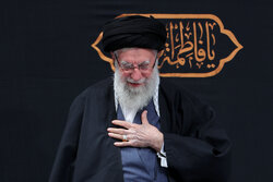حسینیہ امام خمینیؒ تہران میں مجلسِ عزاء کے دوران رہبر معظم انقلاب کی آمد، حسینیہ میں 'حیدر حیدر'