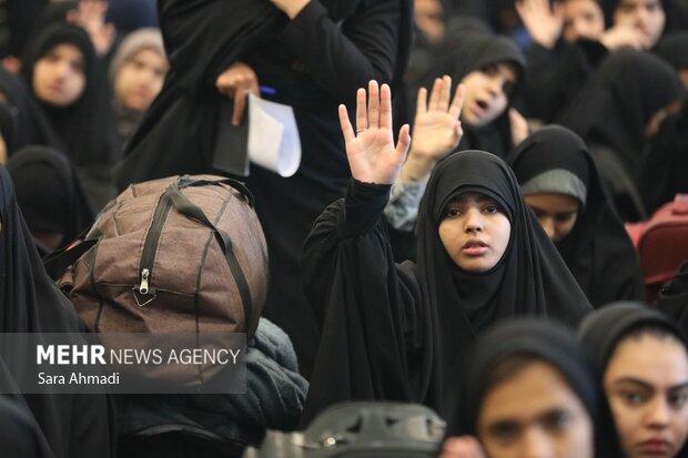 آئین بدرقه جمعی از دانش آموزان دختر مشهدی به راهیان نور
