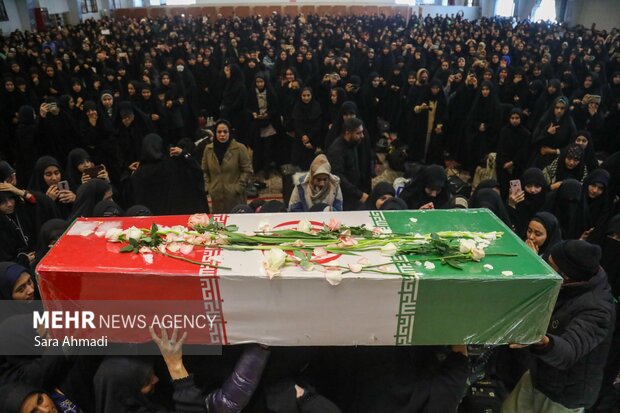 آئین بدرقه جمعی از دانش آموزان دختر مشهدی به راهیان نور