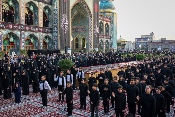 مداحی محمدحسین پویانفر و هم‌خوانی ۲ هزار نوجوان در «خورشید نمی‌سوزد»