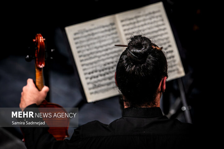 ارکستر سمفونیک تهران به رهبری «پانیذ فریوسفی»