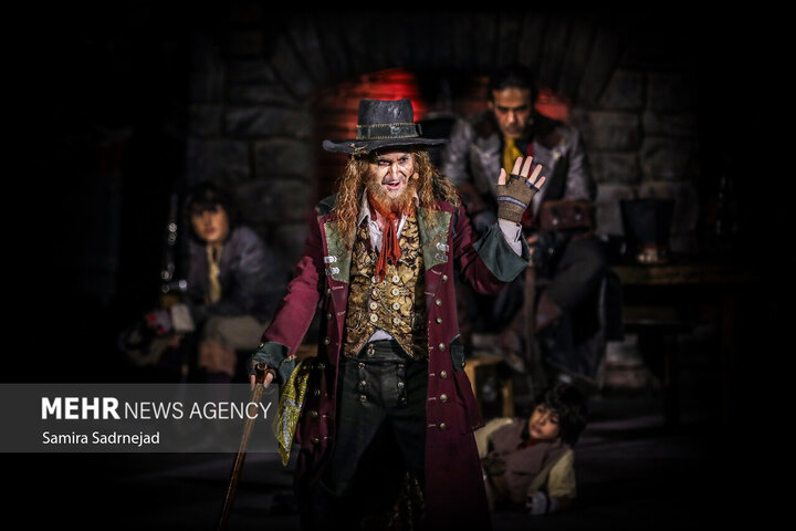 نمایش موزیکال الیورتوئیست