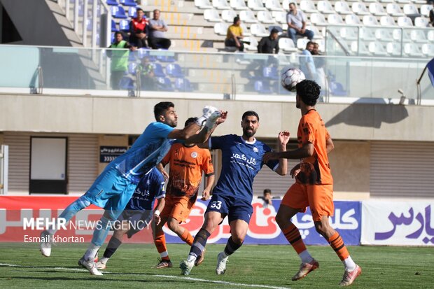 یک شانزدهم جام حذفی ایران گل‌گهر سیرجان و شناور سازی قشم