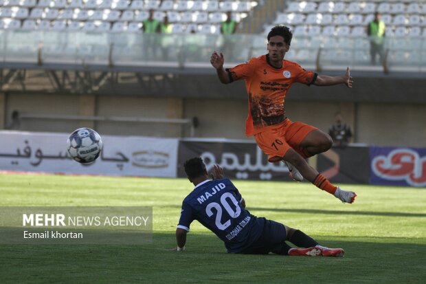 یک شانزدهم جام حذفی ایران گل‌گهر سیرجان و شناور سازی قشم