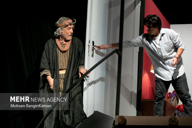 نمایش آئینی «نقطه عطف»