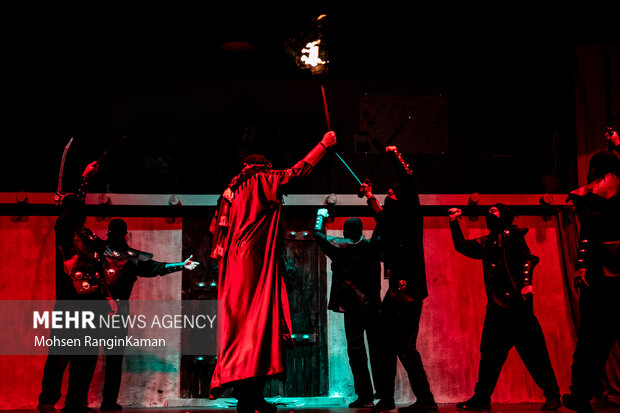 نمایش آئینی «نقطه عطف»