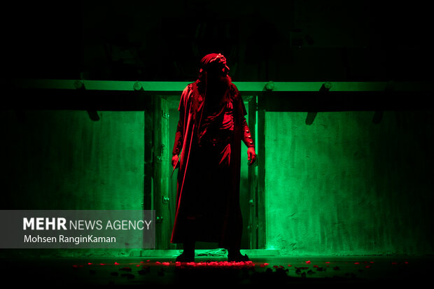 نمایش آئینی «نقطه عطف»