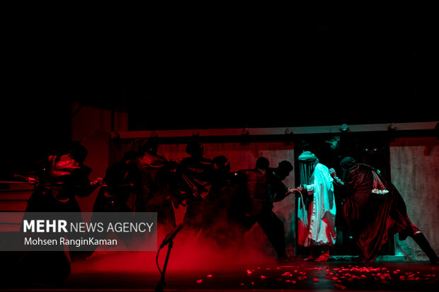 نمایش آئینی «نقطه عطف»