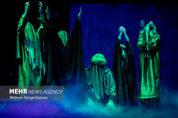 نمایش آئینی «نقطه عطف»