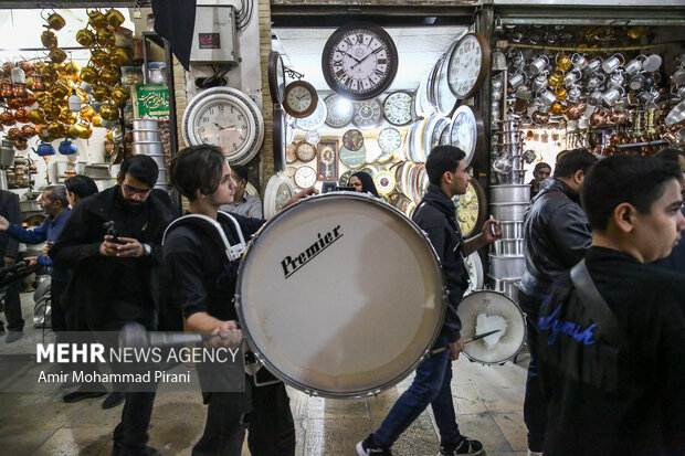 آیین چهارپایه خوانی در بازار قم