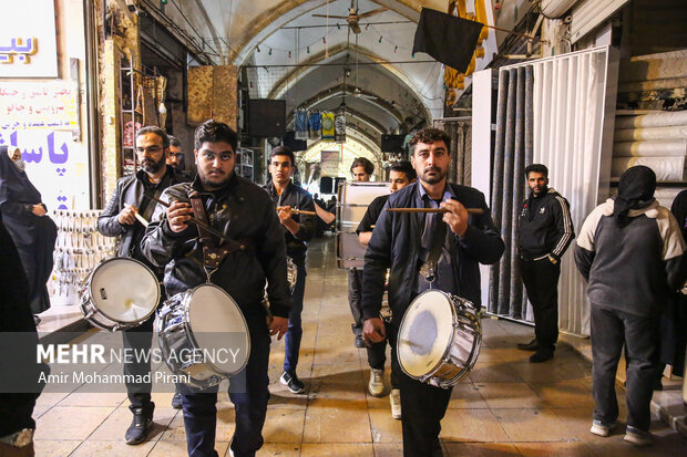 آیین چهارپایه خوانی در بازار قم