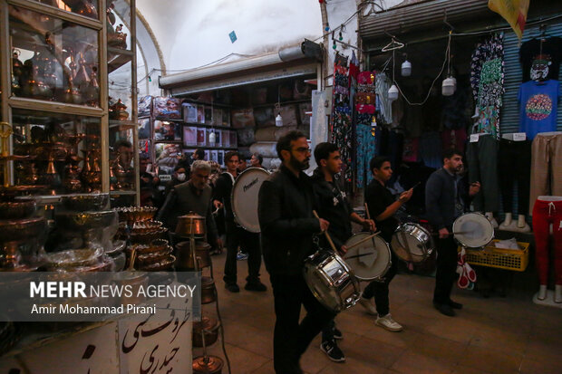 آیین چهارپایه خوانی در بازار قم