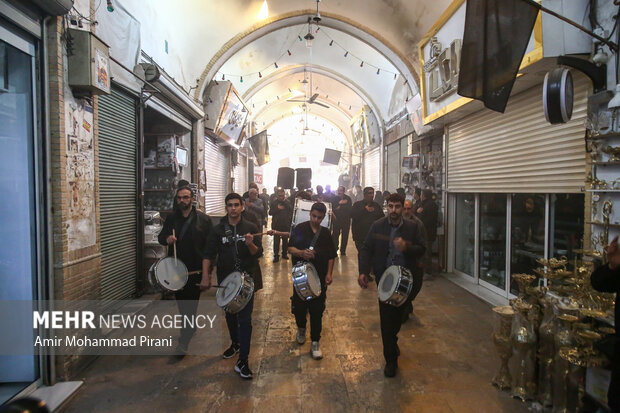 آیین چهارپایه خوانی در بازار قم